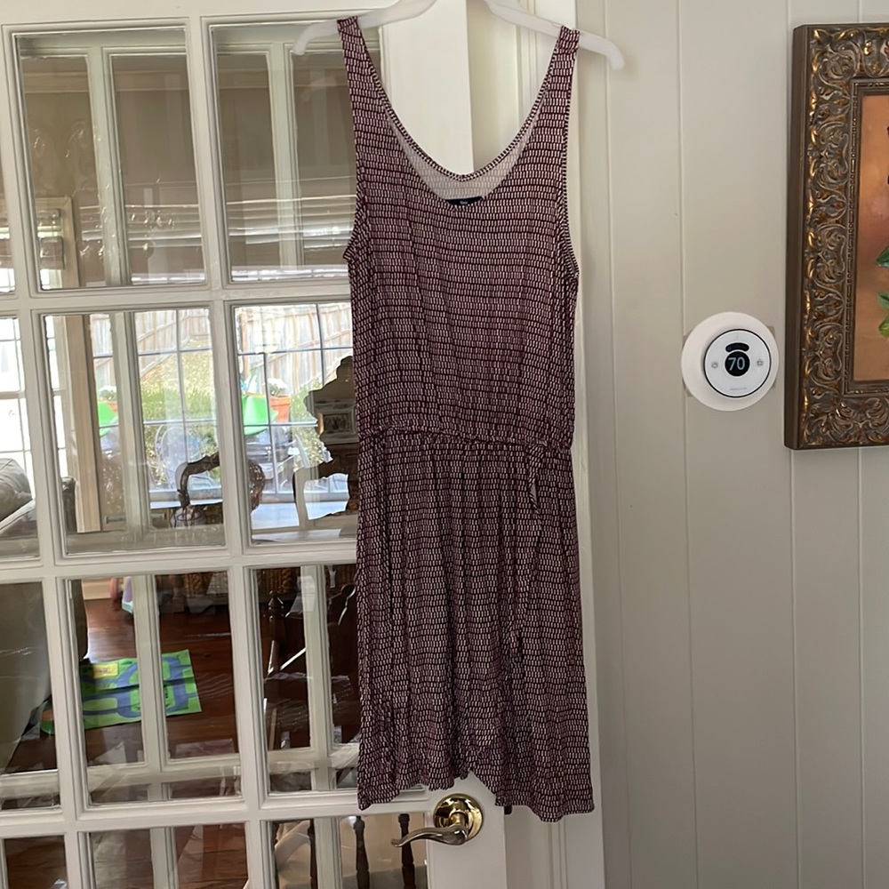 maroon and white gap elastic waist dress